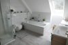 Klein, aber fein: Chic renovierte Doppelhaushälfte in zentraler Lage - Modernes Badezimmer