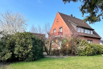 Stuhr-Seckenhausen – Haus mit zwei Wohneinheiten auf großem Grundstück!, 28816 Stuhr, Zweifamilienhaus
