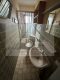Freistehendes Einfamilienhaus im attraktiven Wohngebiet - Gäste-WC mit Dusche