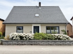 Wohnen mit Gartenidylle und vielen Optionen - Vordere Hausansicht