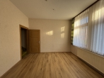 Renovierungsbedürftiges Zweifamilienhaus mit Entwicklungspotenzial in Hoya/Weser - Zimmer mit Laminatboden