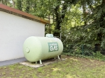 DHH mit Wohnküche, Kamin und Doppelgarage - Gastank