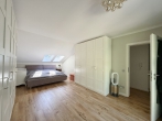 DHH mit Wohnküche, Kamin und Doppelgarage - Elternschlafzimmer