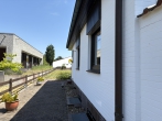 Familienleben auf einer Ebene: Charmanter Bungalow mit großem Garten - gepflasterter Weg zum Haupteingang