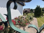 Familienleben auf einer Ebene: Charmanter Bungalow mit großem Garten - schmiedeeisernes Tor zum Garten
