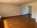 Familienleben auf einer Ebene: Charmanter Bungalow mit großem Garten - Blick vom Terrassenfenster