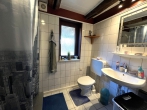 Wohnhaus mit Garage, Hobbybereich & Pool – vielseitig nutzbar - Badezimmer