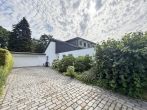 Familienidyll am See: Großzügiges Haus mit Garten - Vordere Hausansicht mit Doppelgarage