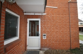 Begehrte Lage – gemütliche Singlewohnung mit Einbauküche und Carport! - Hauseingang