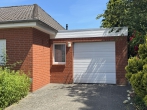 Ideal für das Paar: Ebenerdiger Bungalow von 2005 - Garagenauffahrt