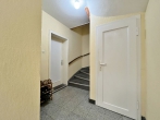 Attraktives Mehrparteienhaus mit solider Rendite und gepflegtem Gesamtbild! - Eingang Wohnung EG und Treppenaufgang