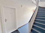 Ruhig gelegen! Drei-Zimmer-Wohnung mit Südwest-Balkon! - Treppenhaus / Wohnungseingang