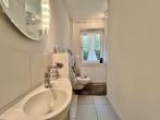 Exklusives Wohnhaus mit Büro und traumhaftem Schwimmteich! - Gäste-WC mit Dusche