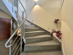 Exklusives Wohnhaus mit Büro und traumhaftem Schwimmteich! - Treppe ins Obergeschoss