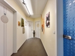 Exklusives Wohnhaus mit Büro und traumhaftem Schwimmteich! - Flur zu den Privaträumen