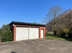 Viel Freiraum und Platz zur Entfaltung: Gepflegtes Wohnhaus in reizvoller Landschaft - Massives Garagengebäude