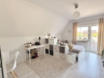 Einziehen und genießen! Modernisiertes Haus mit Traumgarten und Pool! - 1. Kinderzimmer / Zugang zur Dachterrasse