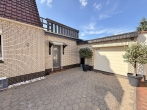 Einziehen und genießen! Modernisiertes Haus mit Traumgarten und Pool! - Nebeneingang / Garage