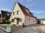 Einziehen und genießen! Modernisiertes Haus mit Traumgarten und Pool! - Hausansicht