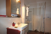 Kapitalanlage in Kirchweyhe: Vermietete 2-Zimmer-Wohnung mit ca. 73 m², Garten & Tiefgarage - Badezimmer