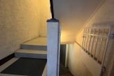 Neustadt – flexibel wohnen mit Gewerbe und großer Garage! - Hausflur, Kellerabgang