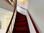 Kleine Oase mit großem Charme! - Treppe ins Dachgeschoss