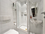 Aufgepasst! – Super gepflegtes Reihenhaus mit Fernwärme und zwei Garagen! - Gäste-WC mit Dusche