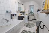 Voll vermietetes 4‑Familienhaus - Bad OG links