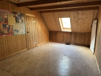 Handwerker gesucht: Sanierungsbedürftiges Wohnhaus wartet auf Ihre kreativen Ideen! - Raum im Dachgeschoss