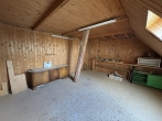 Handwerker gesucht: Sanierungsbedürftiges Wohnhaus wartet auf Ihre kreativen Ideen! - Raum im Dachgeschoss