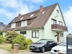Haushälfte mit zwei vermieteten Wohneinheiten und großem Grundstück! - Hausansicht