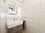 Top-Lage! Zwei Häuser, toller Garten, teilbar oder zusätzliche Rendite! - 2. Haus – EG / Gäste-WC