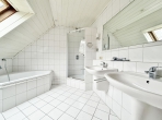 Top-Lage! Zwei Häuser, toller Garten, teilbar oder zusätzliche Rendite! - 2. Haus – OG / helles Vollbad