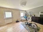 Top-Lage! Zwei Häuser, toller Garten, teilbar oder zusätzliche Rendite! - 1. Haus – OG / großes Wohnzimmer