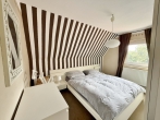 Top-Lage! Zwei Häuser, toller Garten, teilbar oder zusätzliche Rendite! - 1. Haus – OG / Schlafzimmer