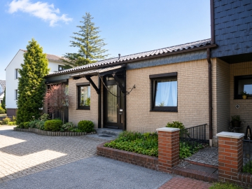 Renditeobjekt mit Gewerbehalle in Weyhe-Erichshof, 28844 Weyhe, Mehrfamilienhaus