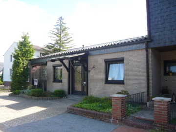Renditeobjekt mit Gewerbehalle in Weyhe-Erichshof, 28844 Weyhe b Bremen, Mehrfamilienhaus