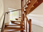 Traumhaft – Einfamilienhaus mit Garage und Südwest-Garten in Top-Lage! - Holztreppe ins Obergeschoss