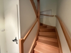 Huchting – gepflegte Doppelhaushälfte mit großer Südwest-Terrasse! - Treppenaufgang ins Obergeschoss