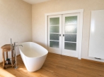 Zur Ruhe kommen auf Ihrer "Insel im Grünen": Top saniertes Landhaus mit großen Scheunen - Wanne im Badezimmer integriert