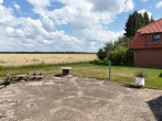Zur Ruhe kommen auf Ihrer "Insel im Grünen": Top saniertes Landhaus mit großen Scheunen - Freie Fläche und Garten hinter dem Haus