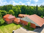 Zur Ruhe kommen auf Ihrer "Insel im Grünen": Top saniertes Landhaus mit großen Scheunen - Luftaufnahme