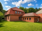 Zur Ruhe kommen auf Ihrer "Insel im Grünen": Top saniertes Landhaus mit großen Scheunen - Gartenansicht