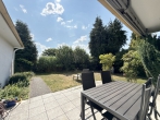 Walmdach-Bungalow mit viel Platz und schönem Garten - Terrasse mit Markise