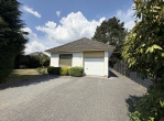 Walmdach-Bungalow mit viel Platz und schönem Garten - weitere Seitenansicht mit Garage