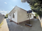 Walmdach-Bungalow mit viel Platz und schönem Garten - Seitenansicht