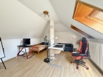 Walmdach-Bungalow mit viel Platz und schönem Garten - Zimmer im DG