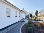 Geschmackvoller Bungalow mit Garage und moderner Technik! - Hauseingang