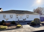 Geschmackvoller Bungalow mit Garage und moderner Technik! - Hausansicht