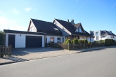 Großzügiges Einfamilienhaus mit Garten, Garage und Kamin in ruhiger Lage von Weyhe-Lahausen - Straßenansicht